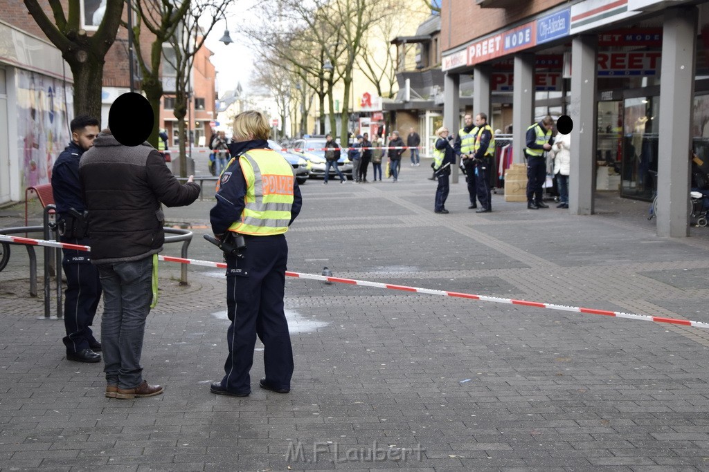 Einsatz BF Koeln Messerstecherei Koeln Porz Josefstr P40.JPG - Miklos Laubert